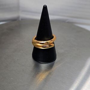 Gold Tone Fashione Ring Size 6.25